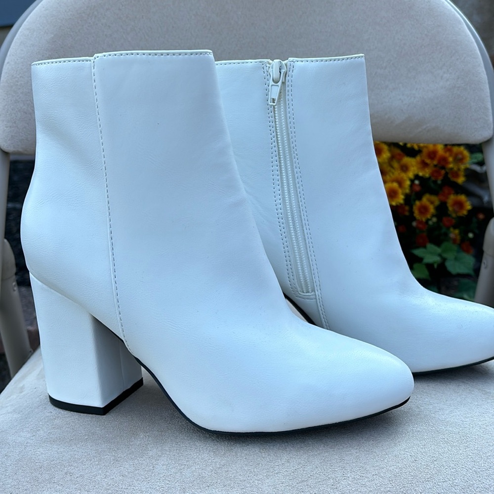 Madden Girl white ankle boots size 6.5